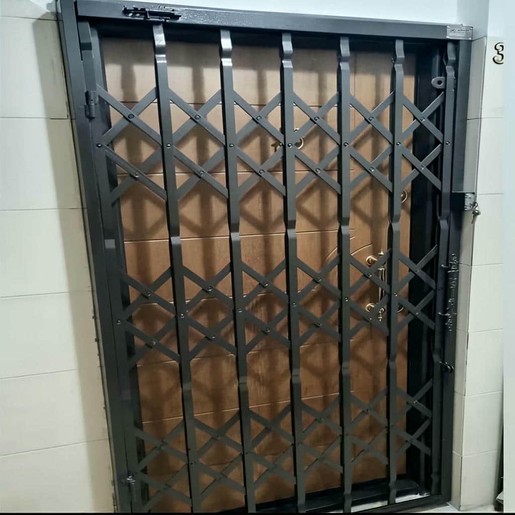 اجرای درب آکاردئونی طلایی سلطنتی با رنگ کورهای