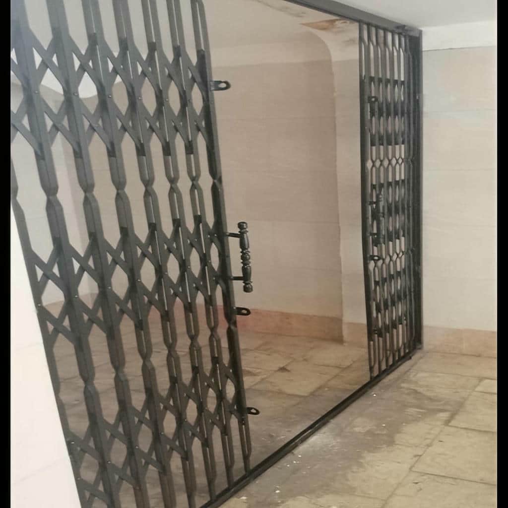 نصب درب آکاردئونی طلایی سلطنتی با ریل استاندارد