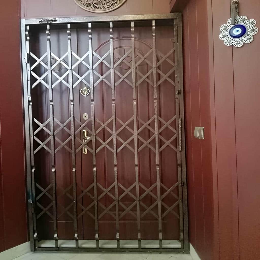 نصب درب آکاردئونی تسمه پهن آهنی با ریل استاندارد