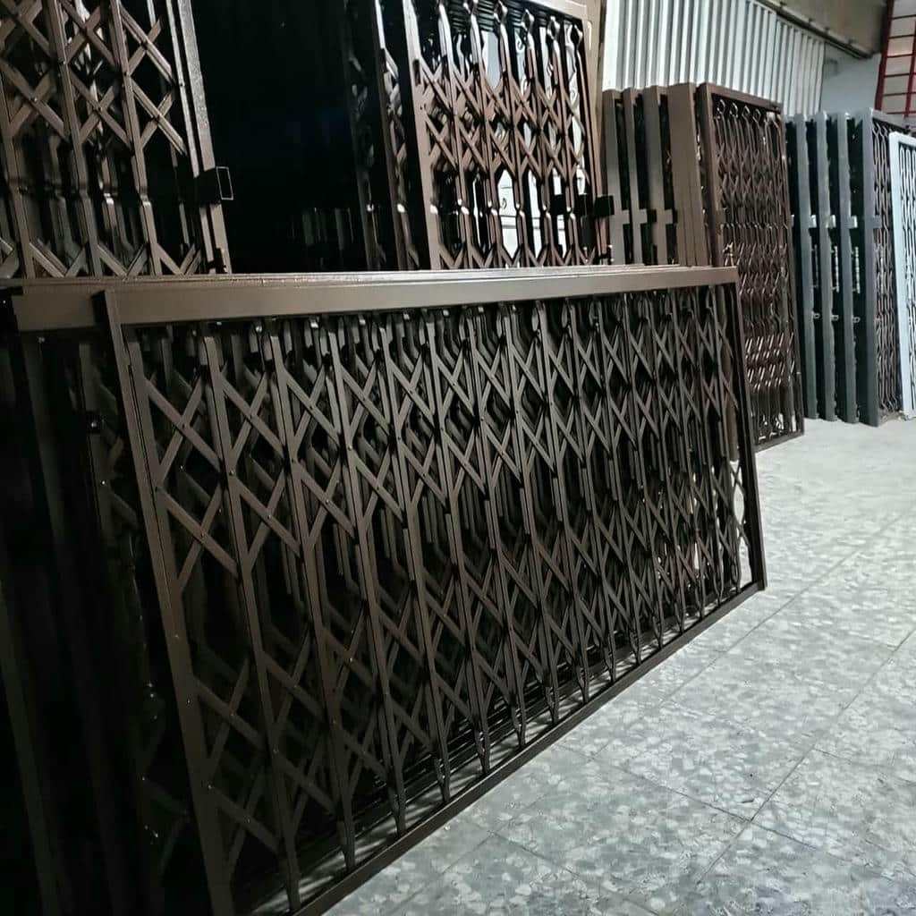 سفارش درب آکاردئونی طلایی سلطنتی برای ورودی لوکس