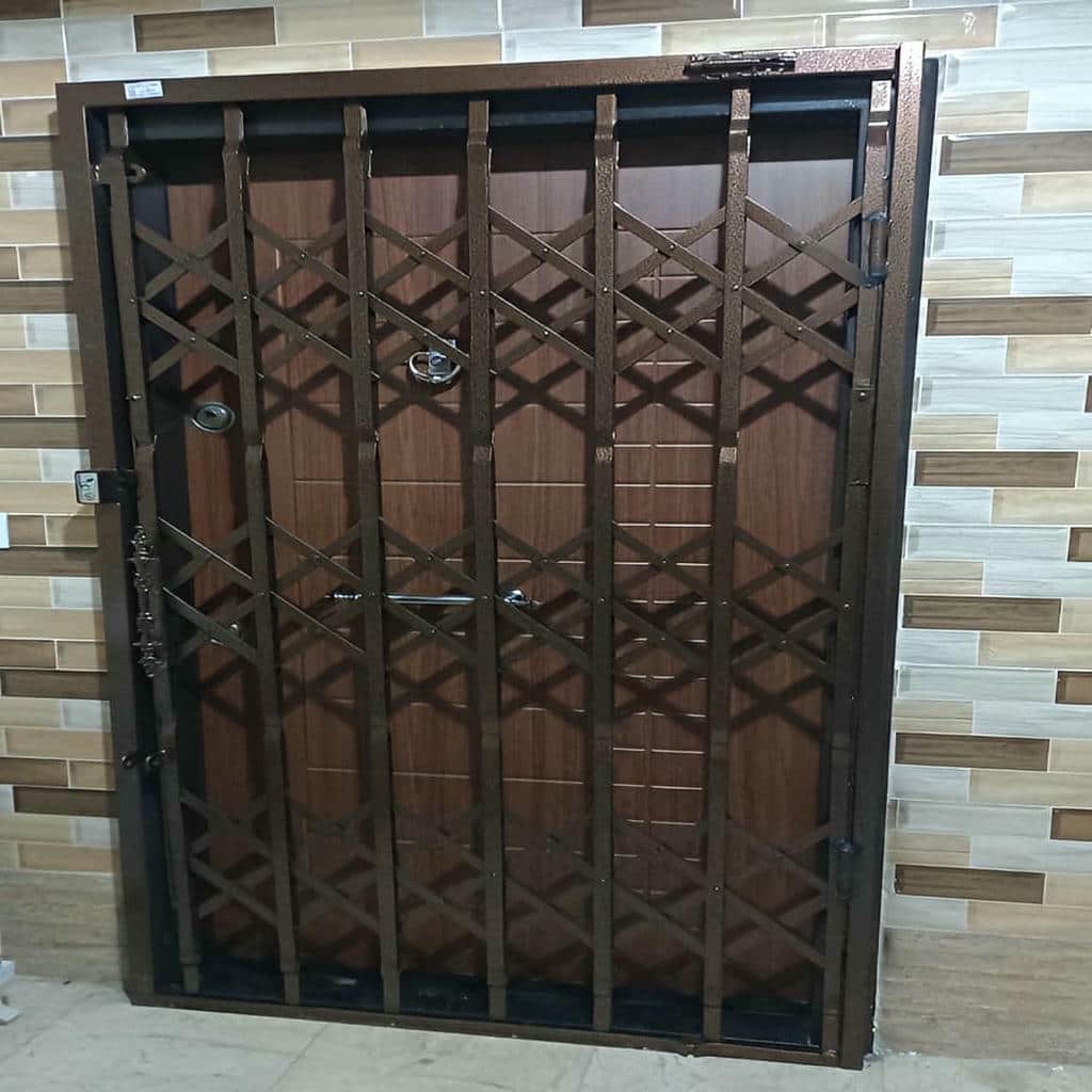 نصب حفاظ آکاردئونی ورودی مجتمع با ریل استاندارد