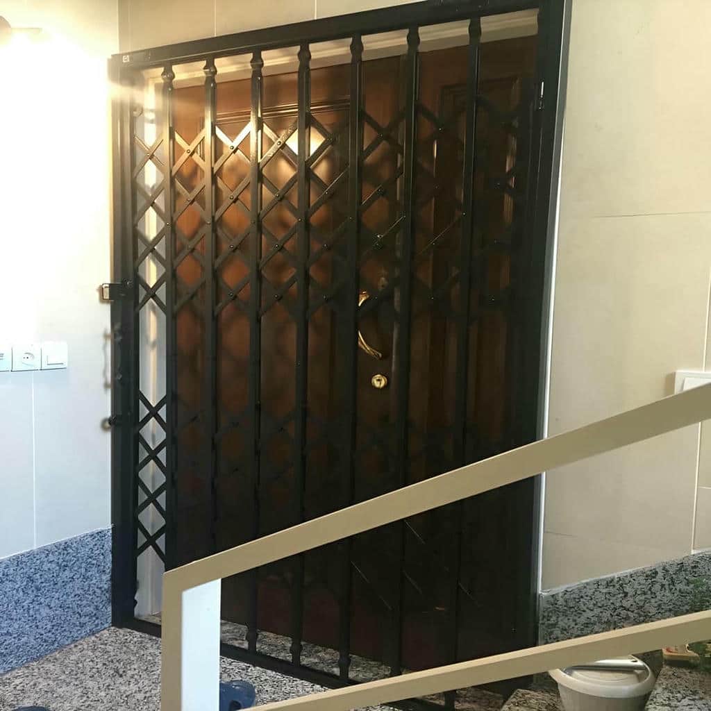 قیمت حفاظ آکاردئونی درب واحد مسکونی وابسته به مدل و قفل
