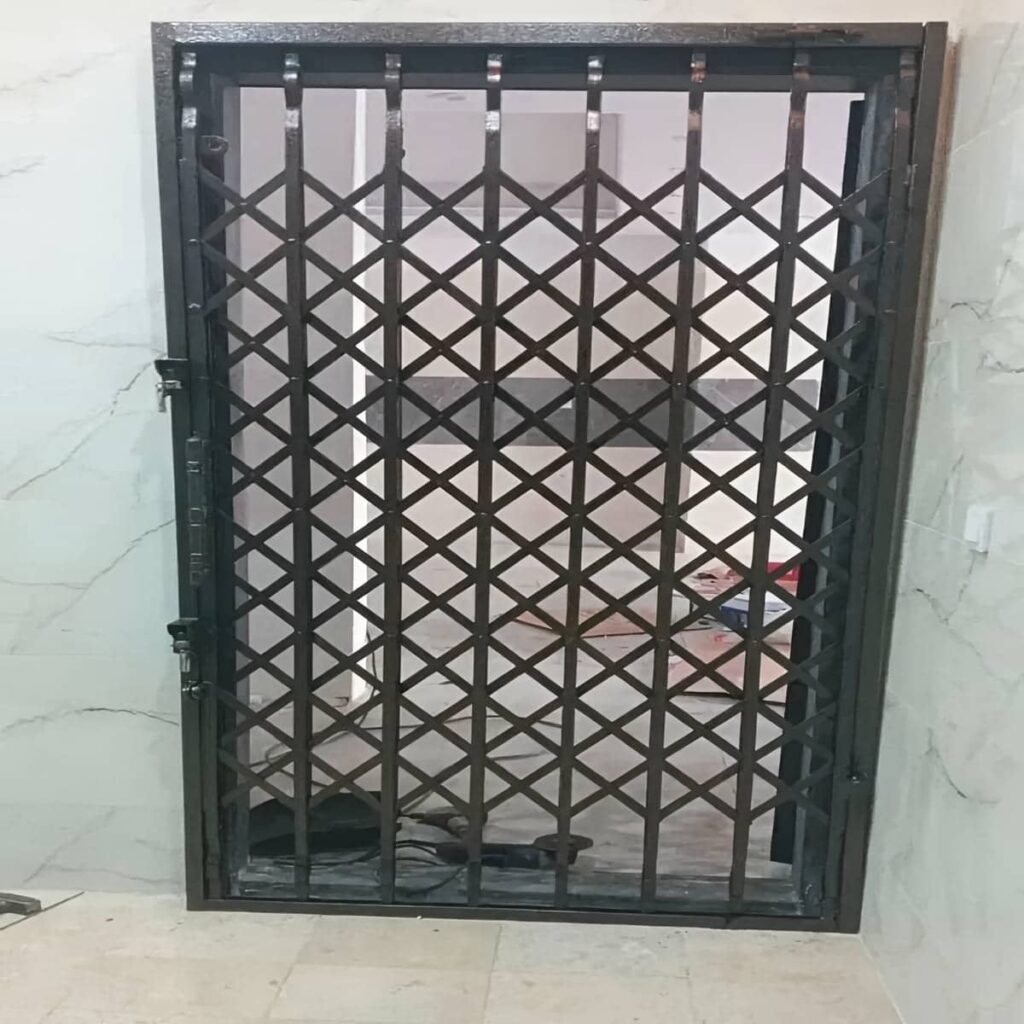 14 مدل درب آکاردئونی سلطنتی گل دار