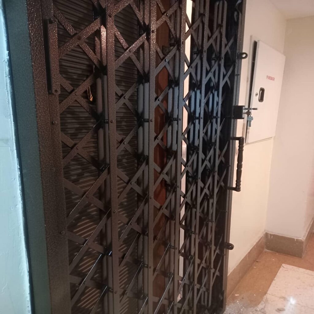 قیمت درب آکاردئونی تسمه پهن آهنی وابسته به ضخامت و قفل