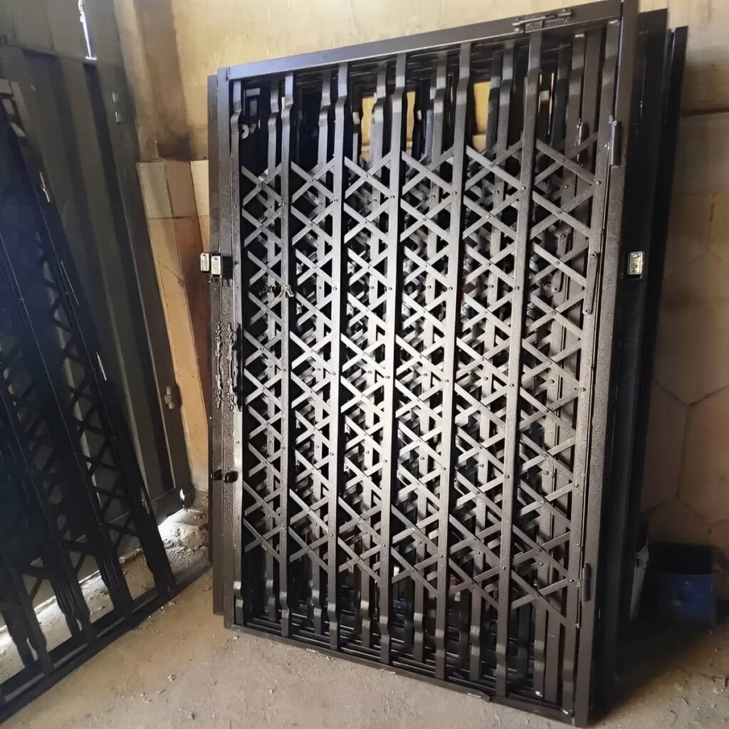 خدمات حفاظ آکاردئونی درب واحد مسکونی برای نصب و نگهداری