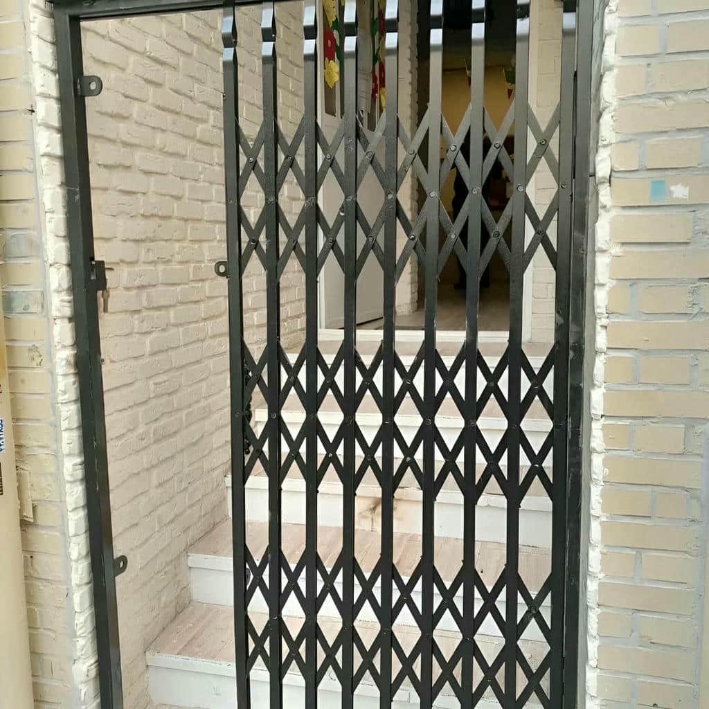 درب آکاردئونی سلطنتی گل دار با نمای لوکس ورودی