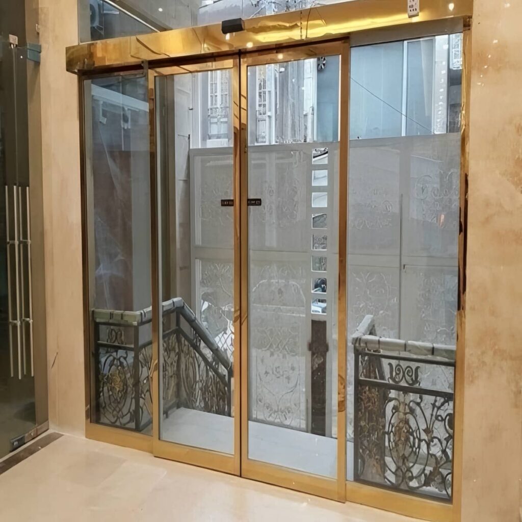 خرید درب اتوماتیک شیشه ای گردان با شیشه سکوریت خم