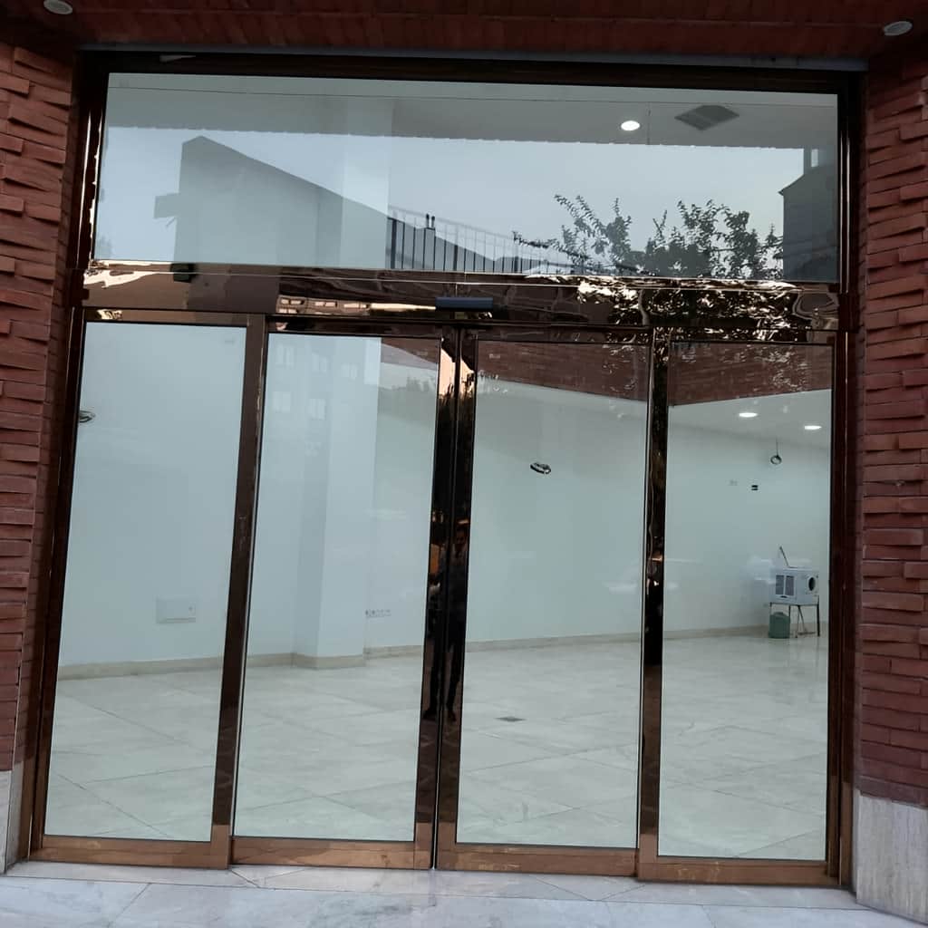 نصب درب اتوماتیک شیشه ای گردان با محور تراز