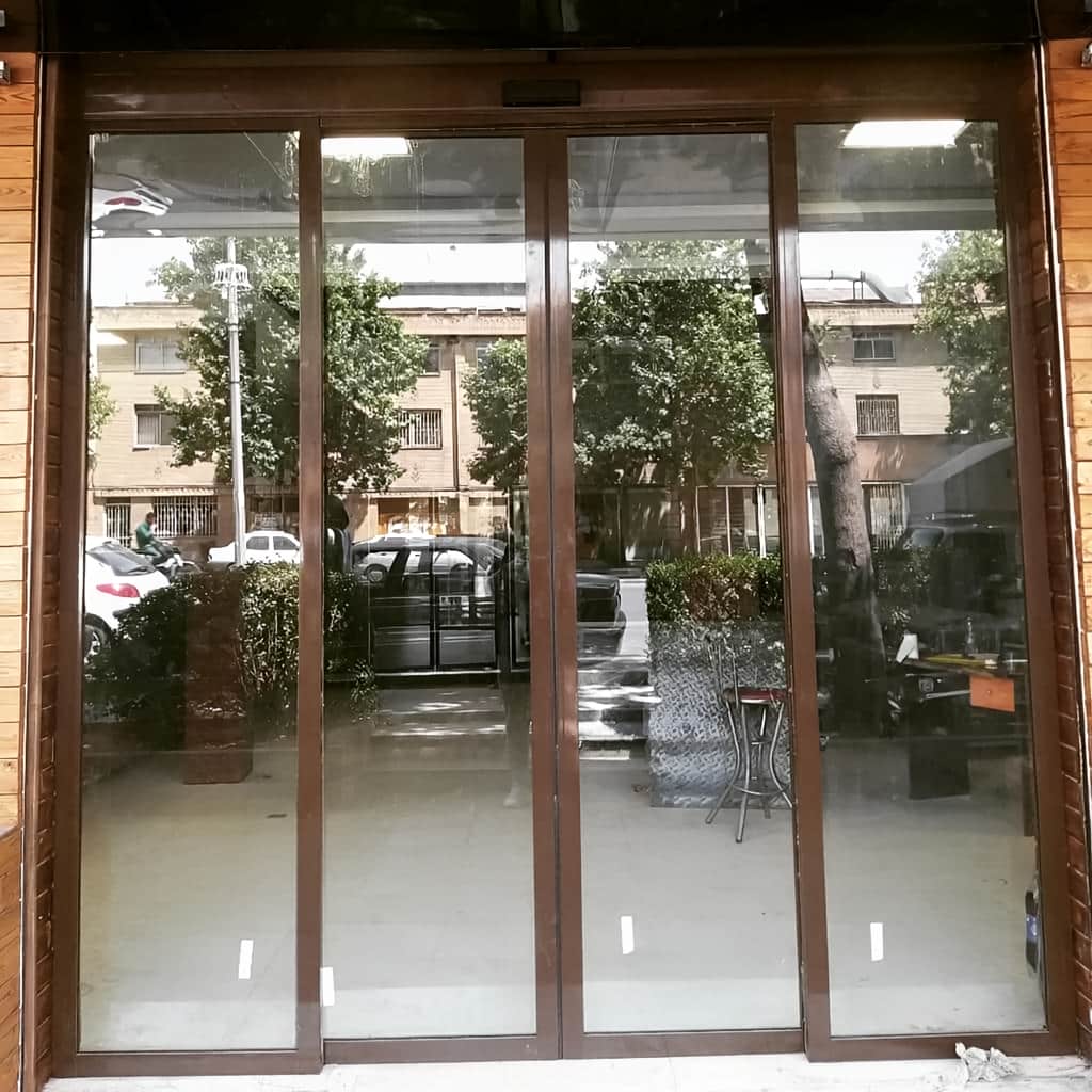 خدمات درب اتوماتیک شیشه ای گردان برای لابی پرتردد