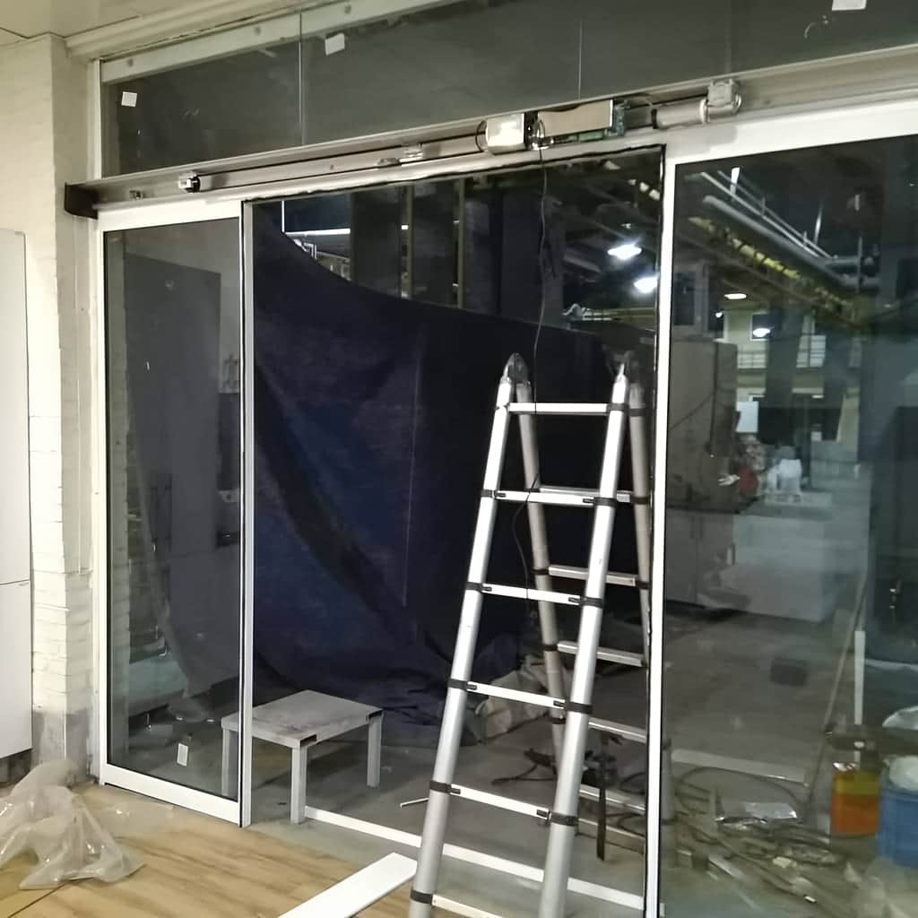 درب شیشه ای اتوماتیک کشویی دو لت برای خرید ورودی فروشگاه