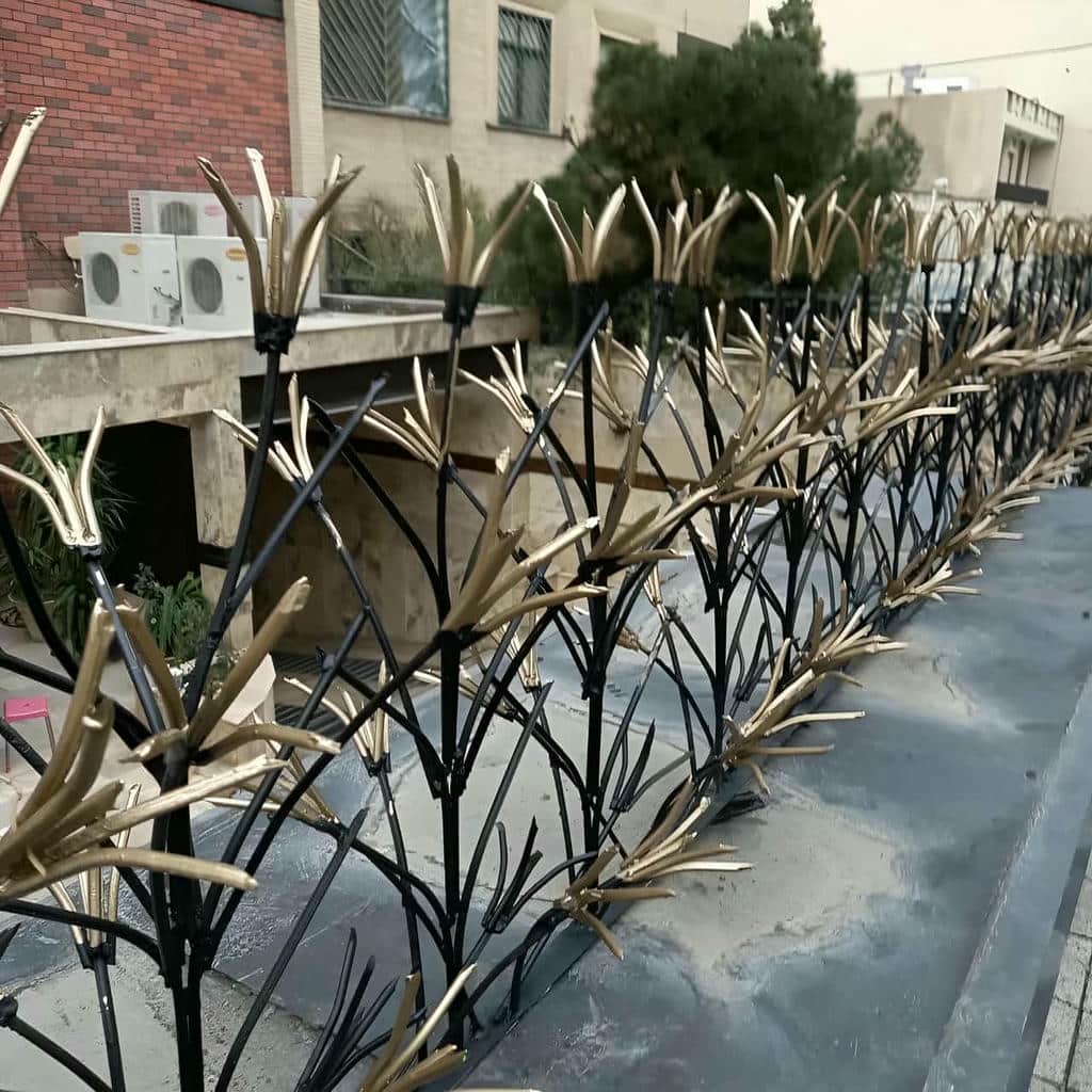 نصب حفاظ لیلیوم دیوار با فرم گل‌های منظم