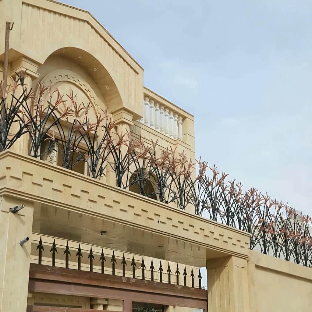 سفارش حفاظ لیلیوم تاج‌دار برای دیوار لوکس ویلا