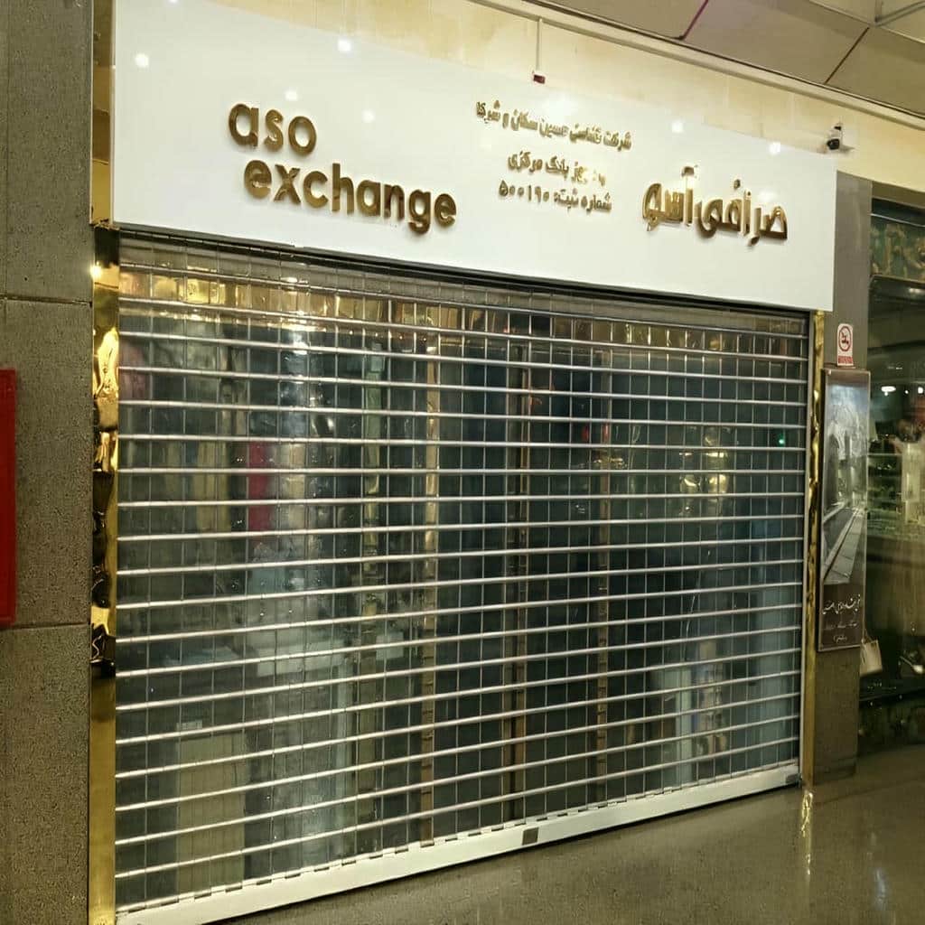 نصب کرکره برقی رنگی نمای فروشگاه با ریل تراز