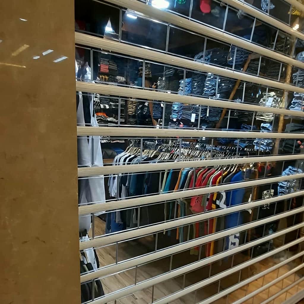 سفارش کرکره برقی مدرن نمای تجاری هماهنگ با ویترین