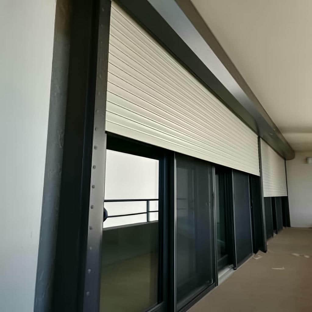 خرید کرکره برقی مدرن نمای تجاری برای بوتیک و گالری