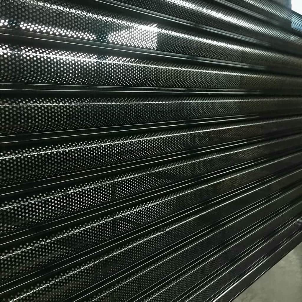 اجرای کرکره برقی مدرن نمای تجاری برای ورودی فروشگاه