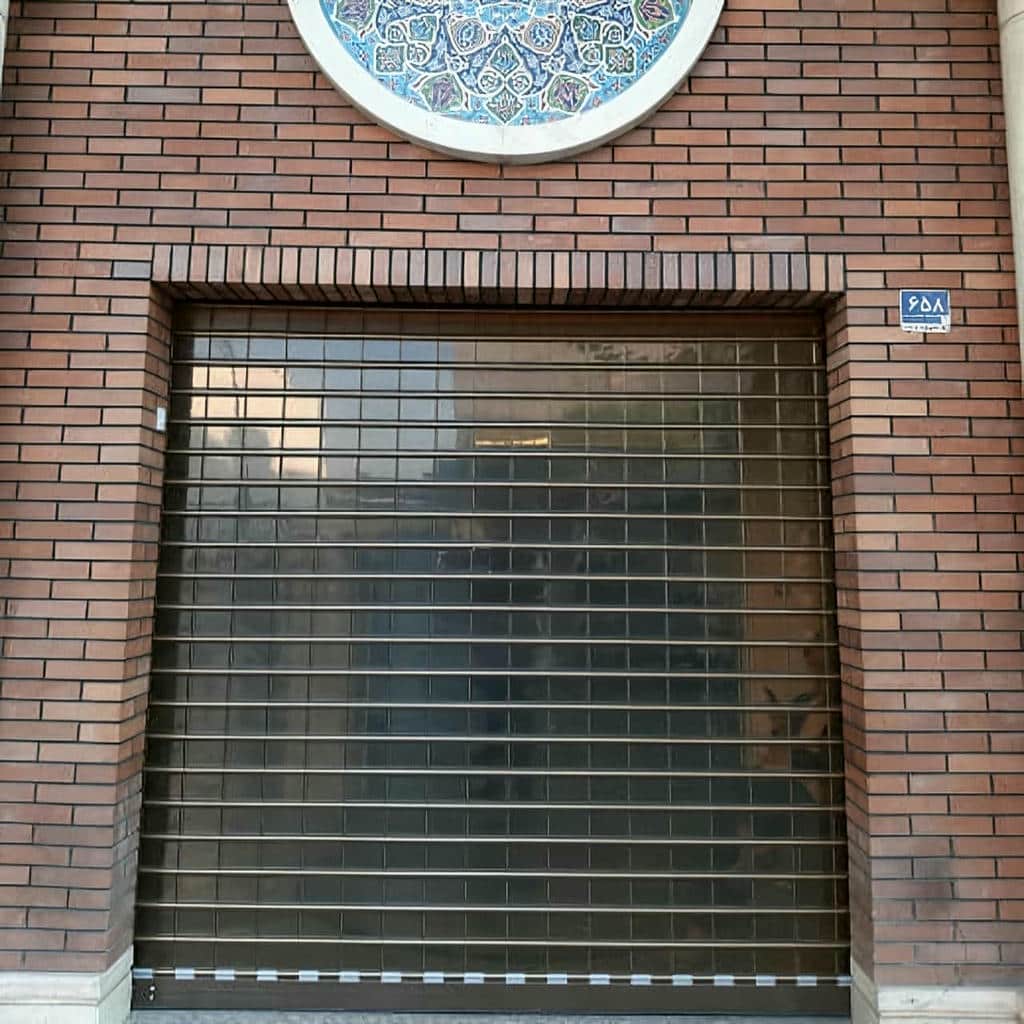 کرکره برقی مدرن نمای تجاری با پلی کربنات شفاف