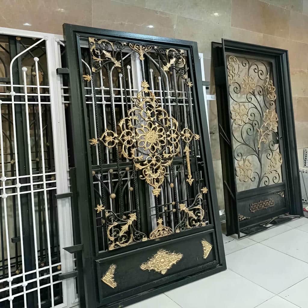 اجرای درب حیاط فلزی دو لنگه با رنگ کوره‌ای و جوشکاری دقیق