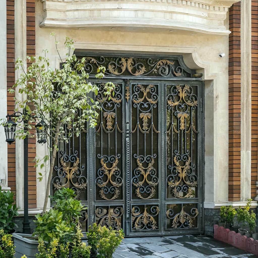 8 مدل درب حیاط مشبک نورگیر