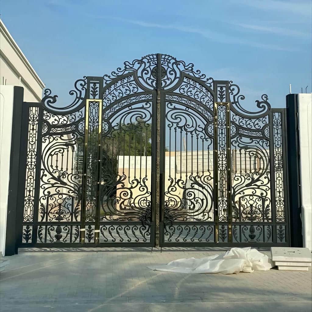 قیمت درب آهنی کلاسیک کتیبه دار وابسته به متریال و نصب