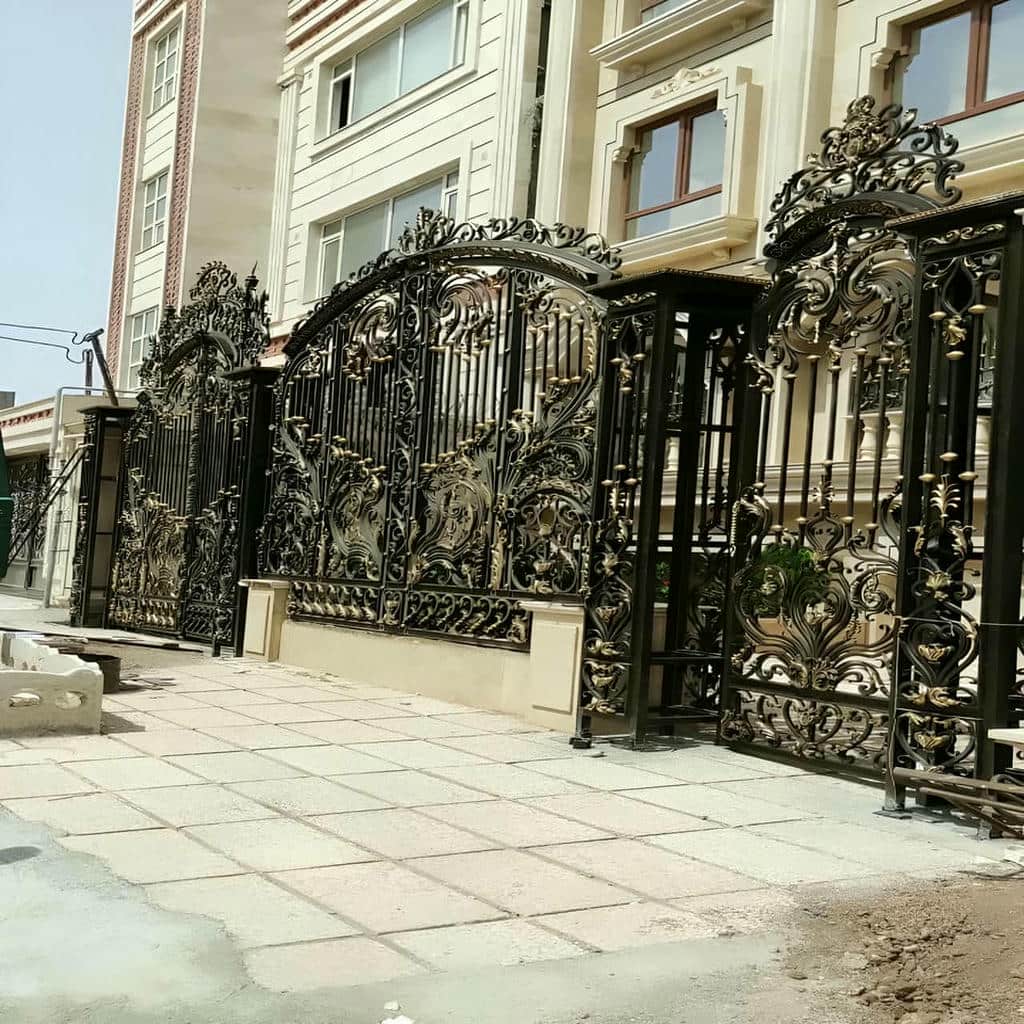 درب فلزی لاکچری نمای ویلا فرفورژه برای نمای کلاسیک