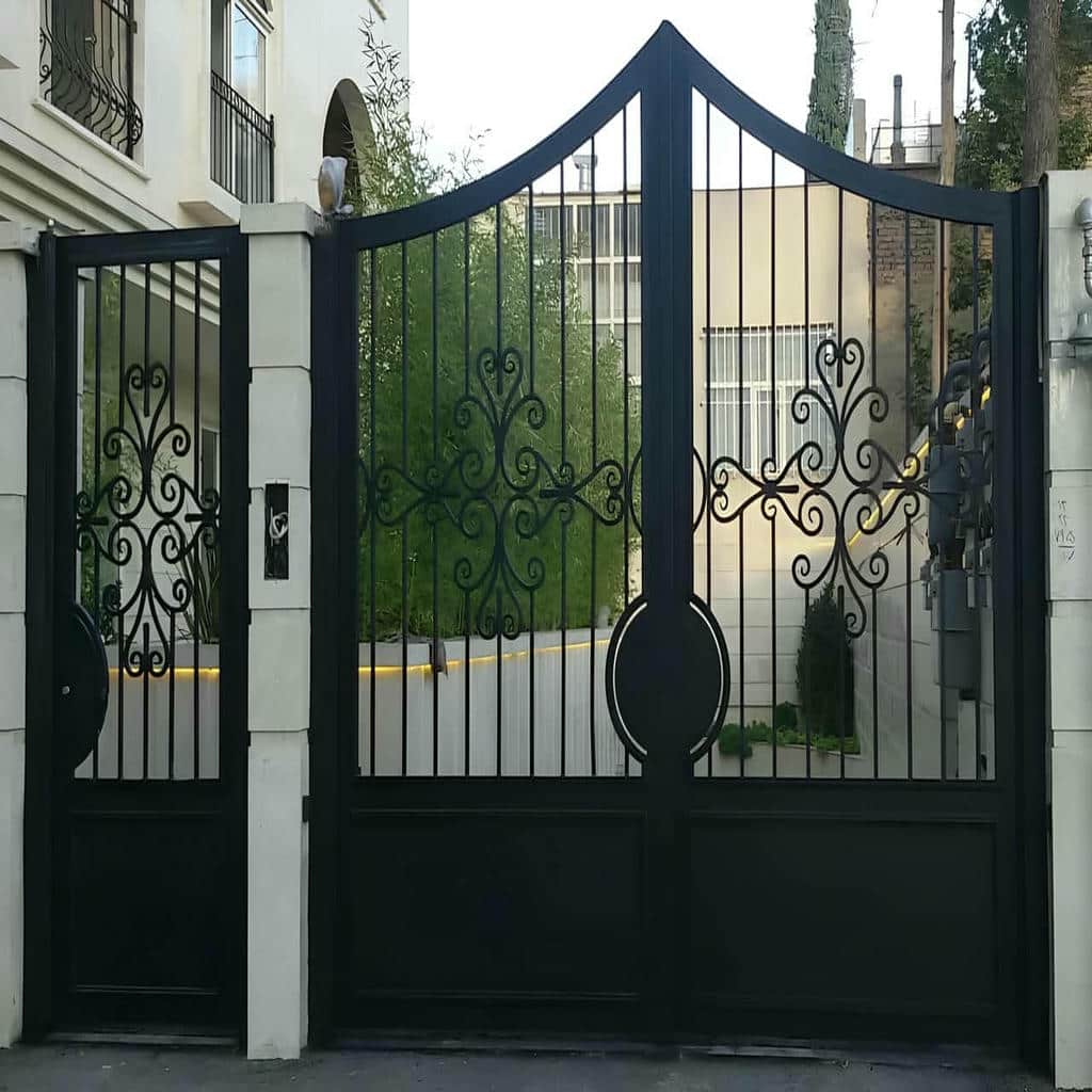 اجرای درب پارکینگ کلاسیک کتیبه دار با رنگ ضدزنگ مقاوم