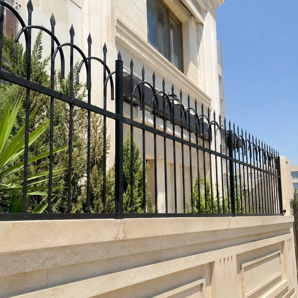 نصب حفاظ دیوار ویلایی مدرن طرح نیزه با تراز استاندارد