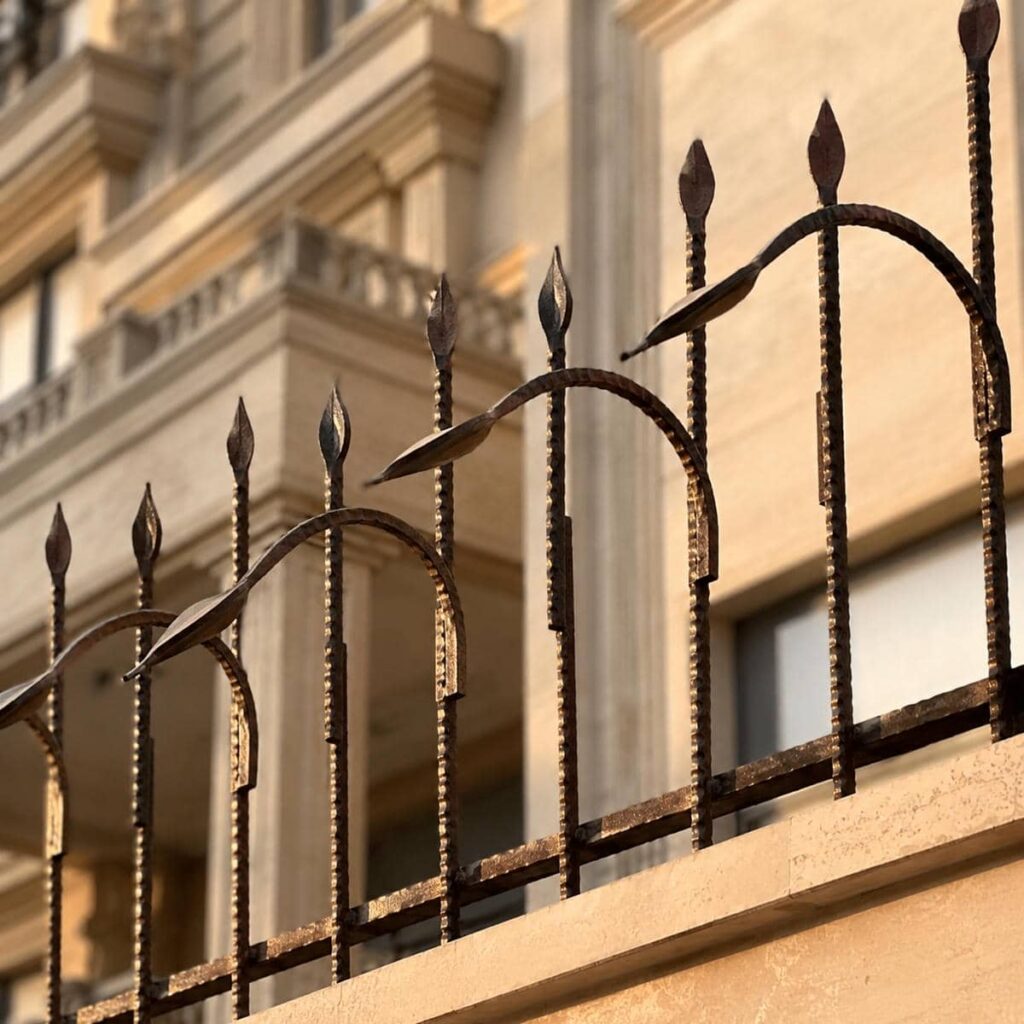 ساخت حفاظ دیوار ویلایی مدرن طرح نیزه با پوشش ضدزنگ
