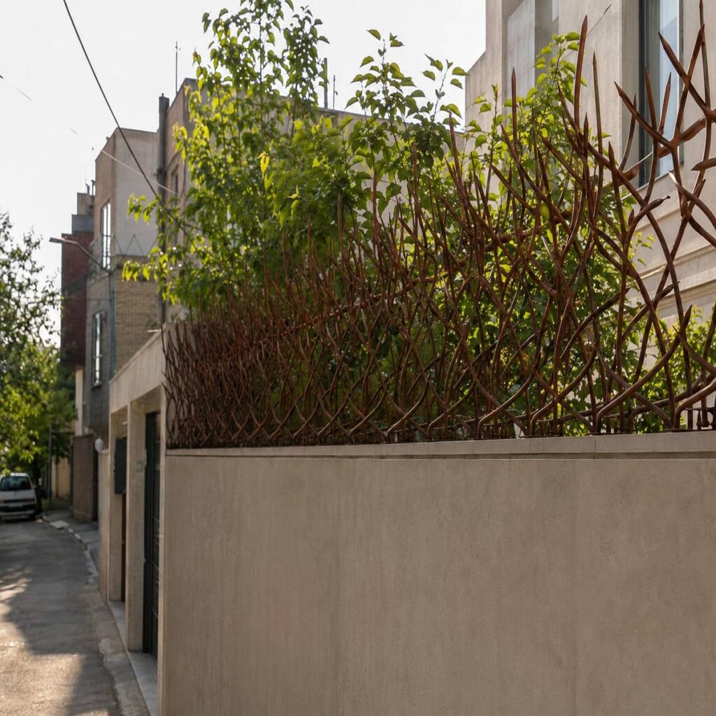اجرای حفاظ دیوار ضد سرقت میلگردی با طرح آبشاری