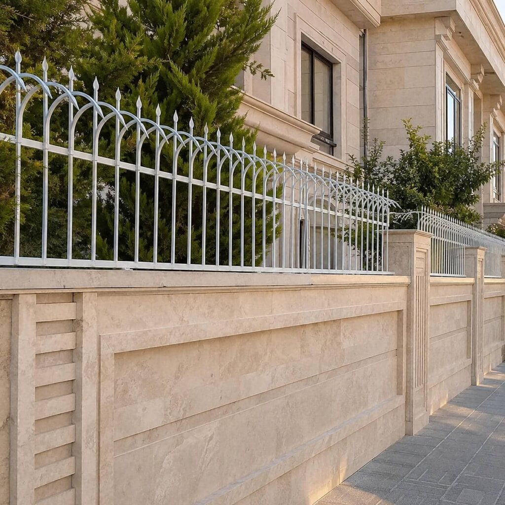 حفاظ سرنیزه ای دیوار حیاط با مقایسه مدل تک‌سر و سه سر