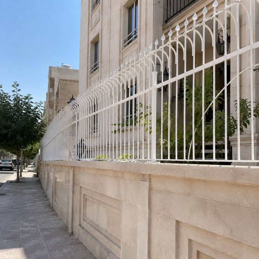خدمات نصب حفاظ دیوار سیم خاردار ترکیبی با بست مقاوم