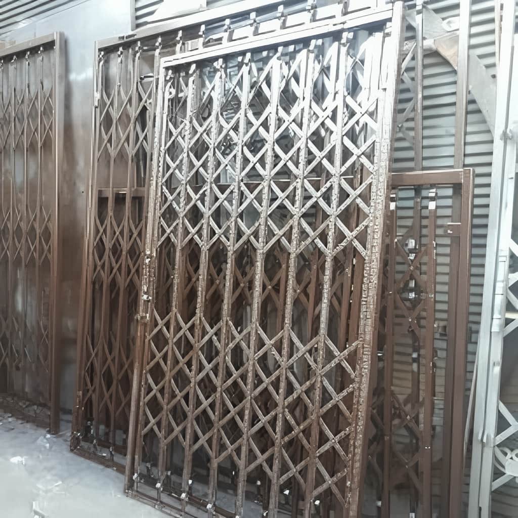 حفاظ کرکره ای با طرح ساده برای نمای مینیمال