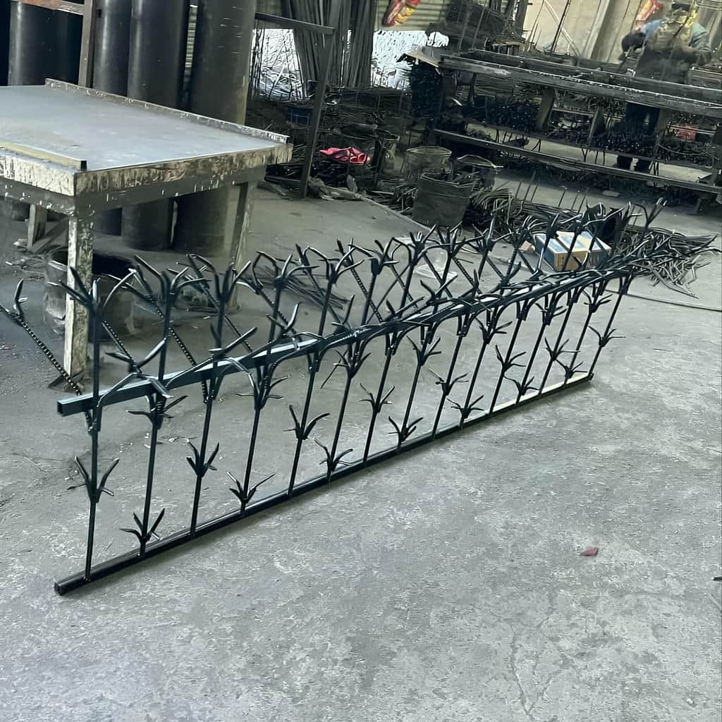 گاردهای حفاظتی بالای دیوار
