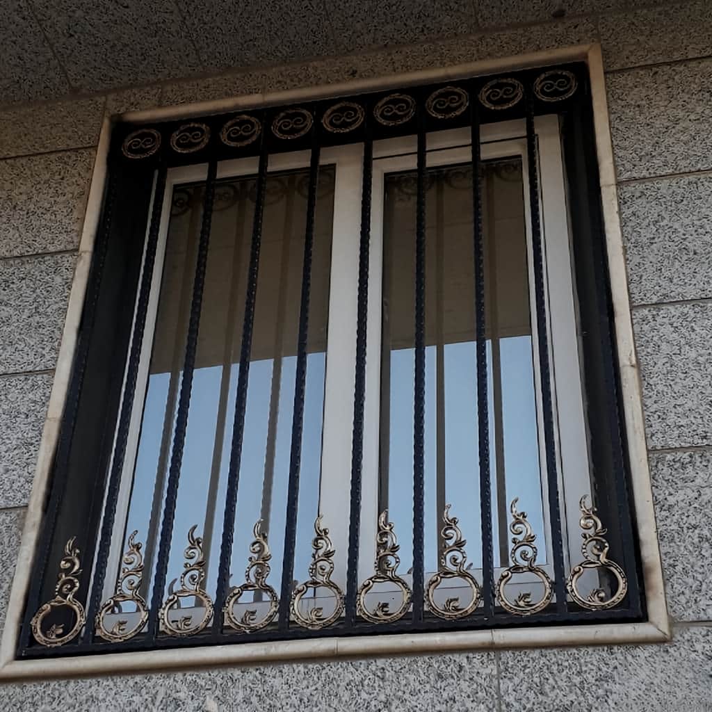 حفاظ پنجره آهنی ساده با خطوط منظم