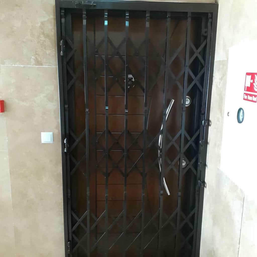 درب آکاردئونی با ساختار جمع شونده آماده سفارش
