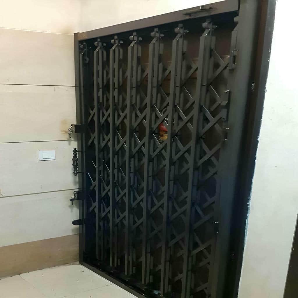 حفاظ متحرک با پروفیل فلزی مناسب ورودی ساختمان