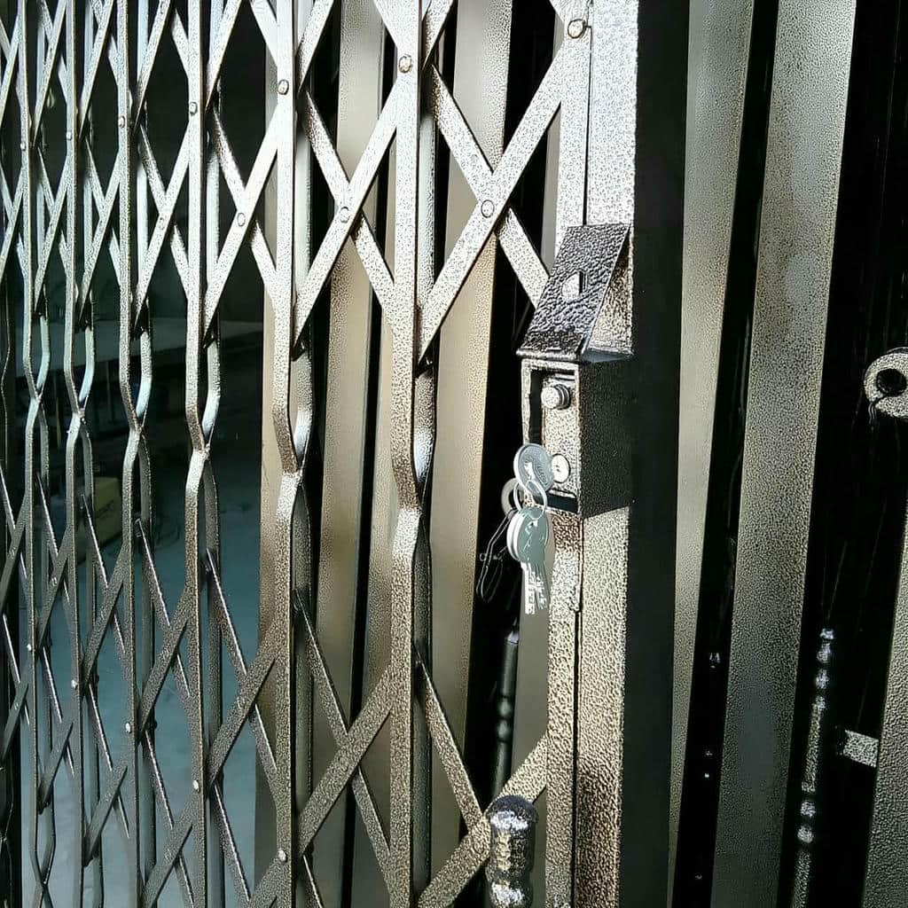 حفاظ متحرک در حالت جمع شده کنار درب حفاظ متحرک در حالت جمع شده کنار درب