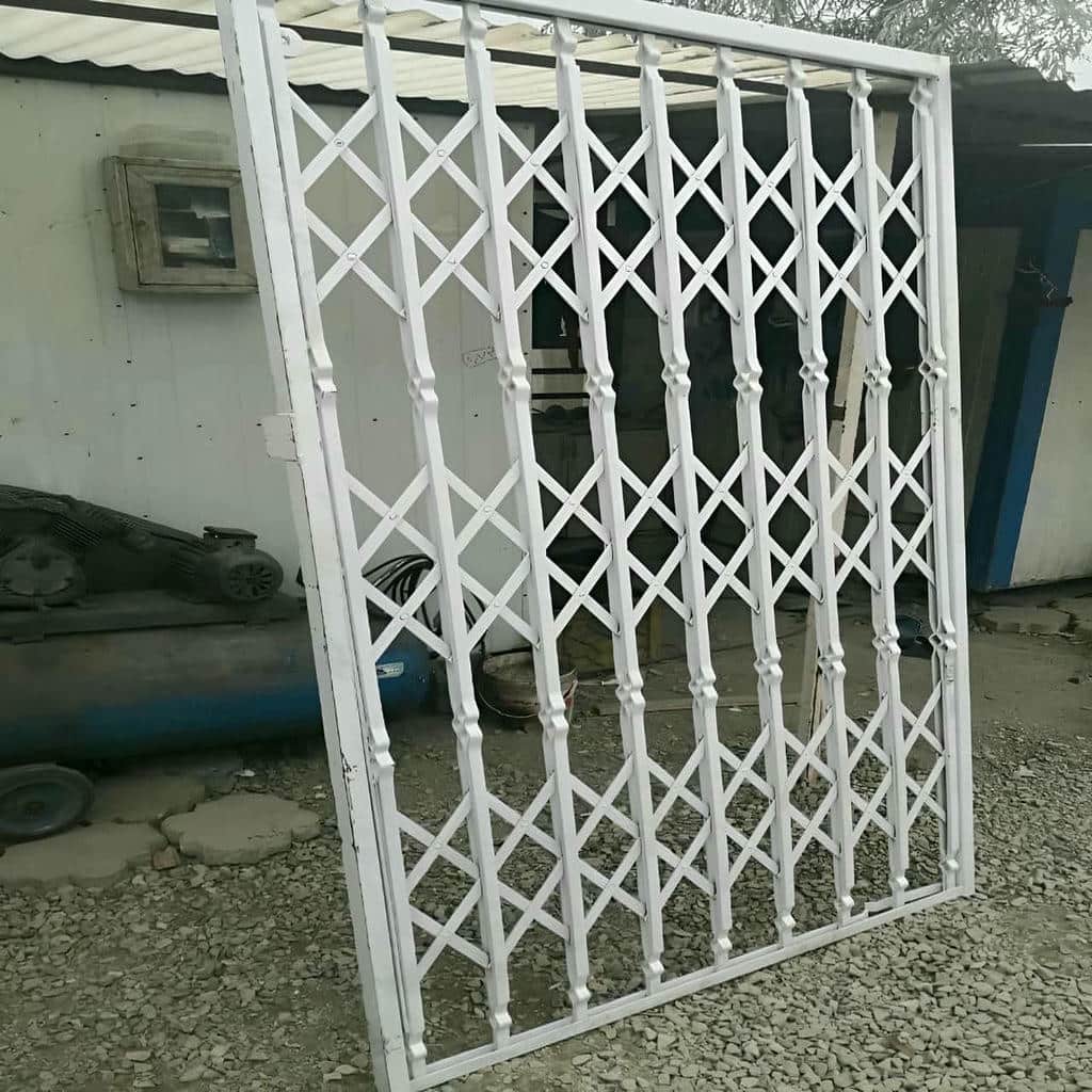 حفاظ درب ورودی آماده بررسی برای انتخاب مدل