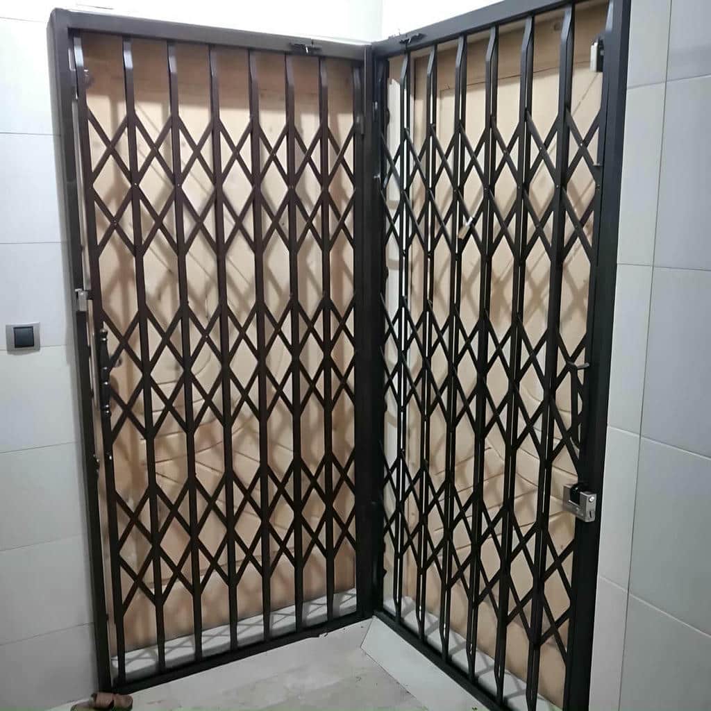درب حفاظتی آپارتمان با پروفیل فلزی ساده و مدرن