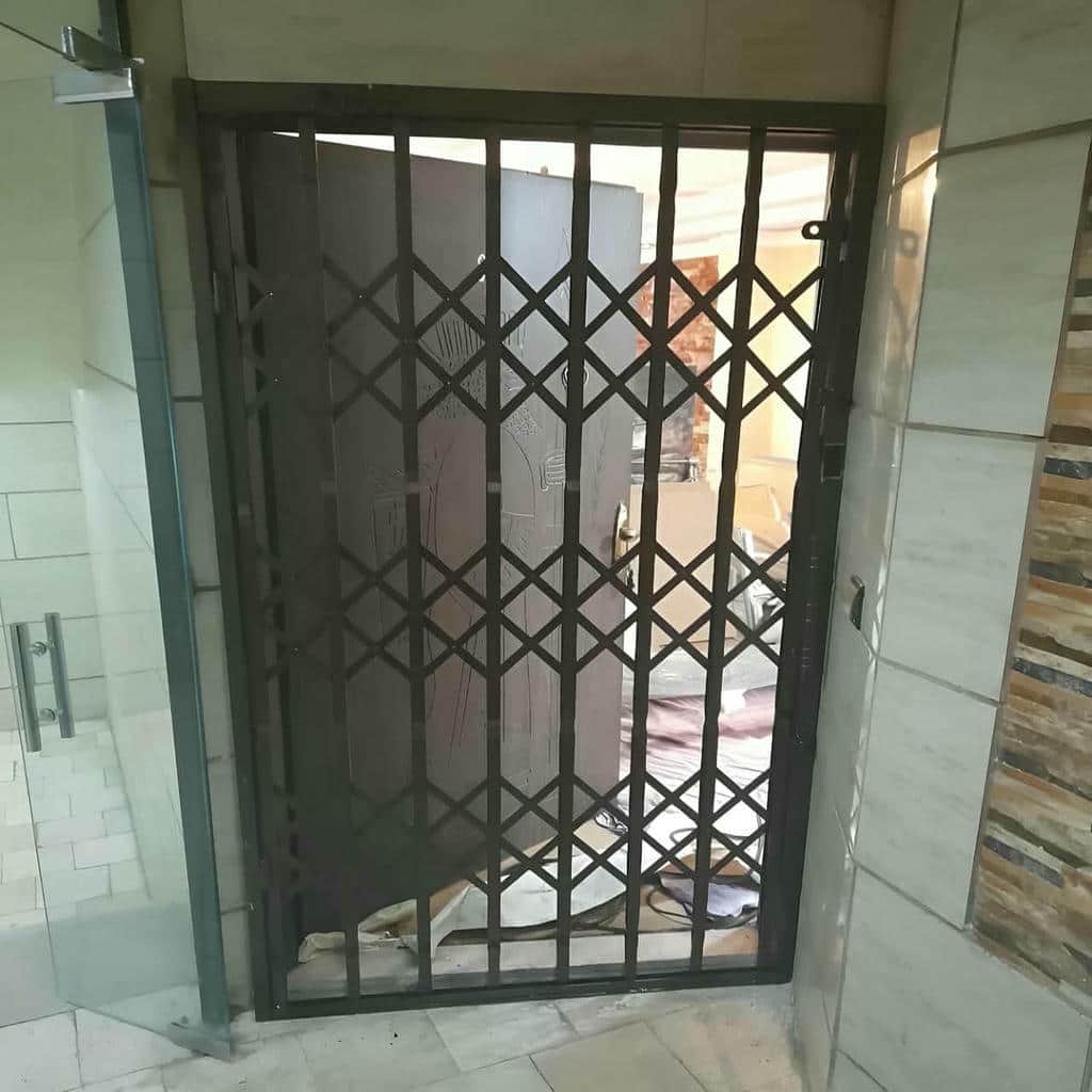 محافظ درب آپارتمان با اتصالات منظم در مدل قابل سفارش