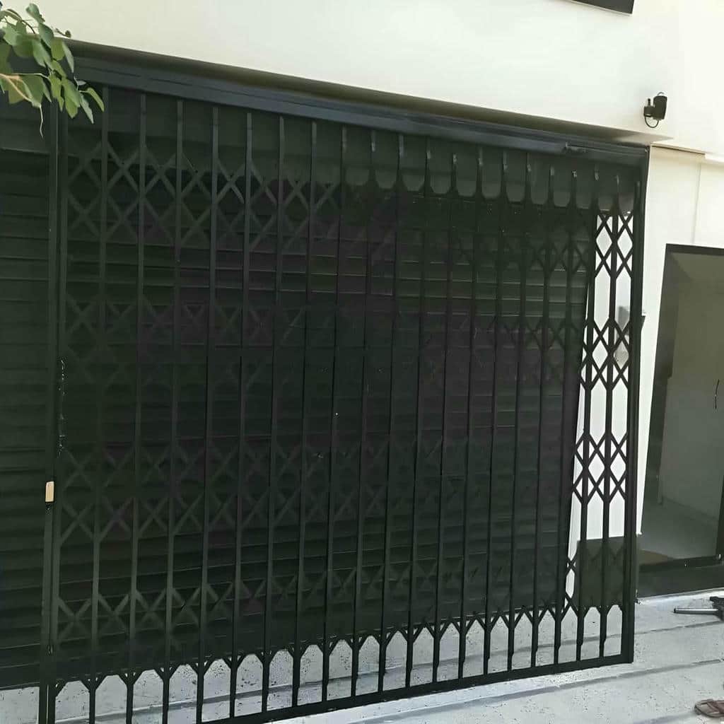 حفاظ ضربدری آکاردئونی با شبکه فلزی منظم در ورودی