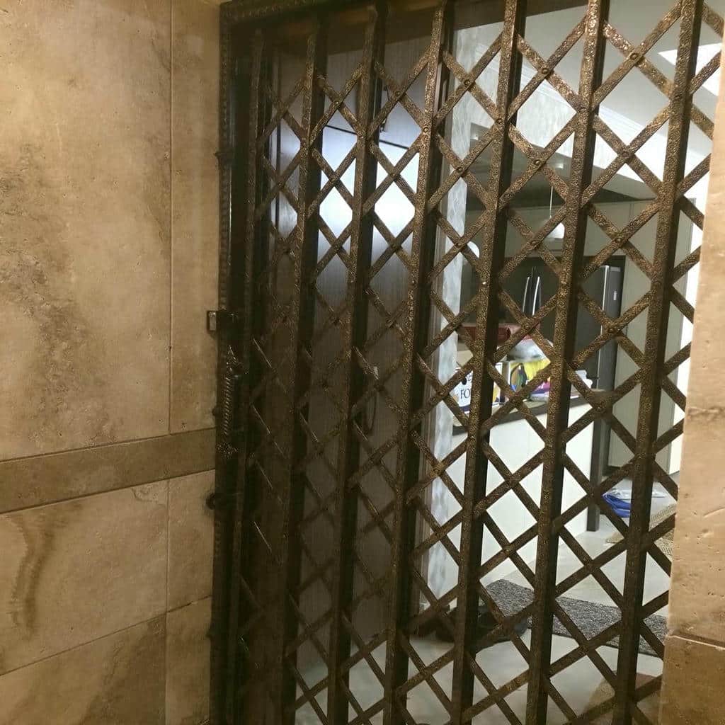 حفاظ درب ضد سرقت با اتصالات فلزی مقاوم