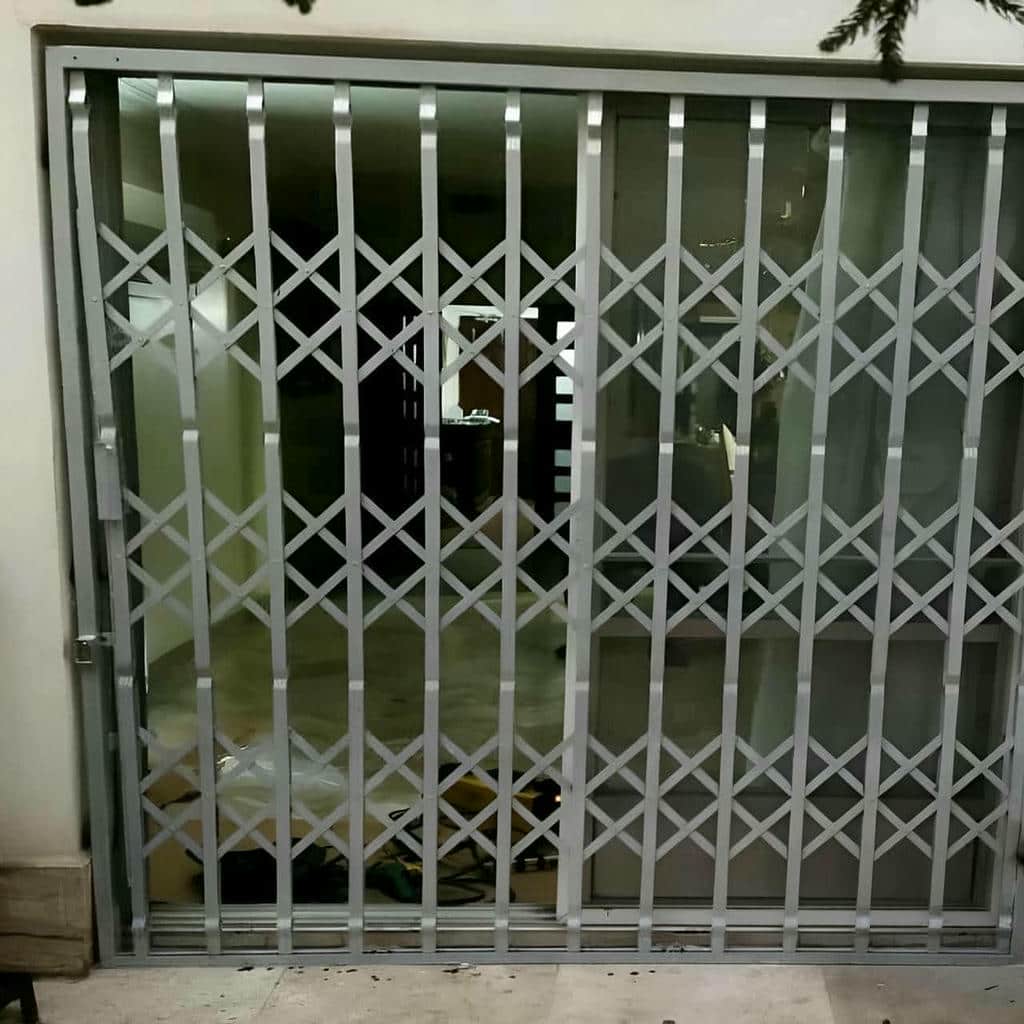 محافظ درب آپارتمان در نمونه اجرای تخصصی ورودی