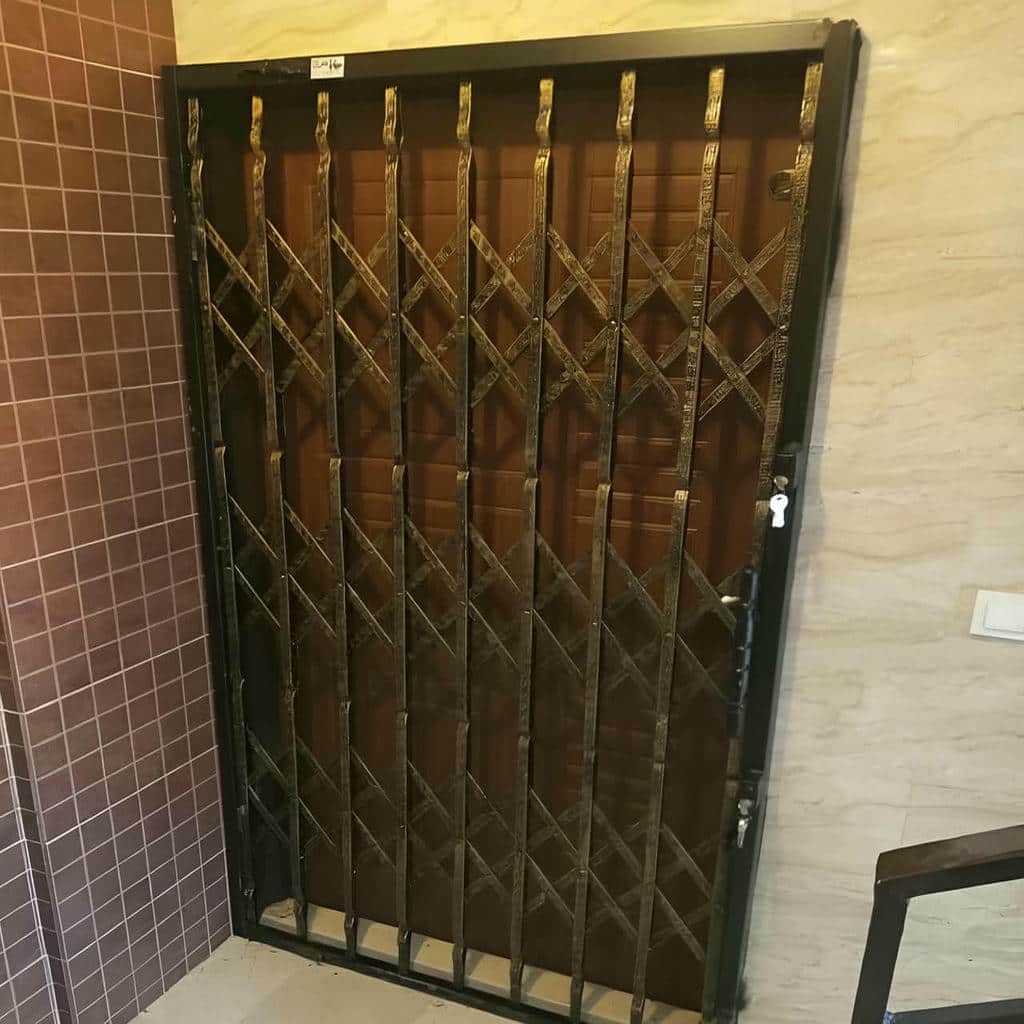 حفاظ ضربدری آکاردئونی با پوشش رنگ هماهنگ با درب حفاظ ضربدری آکاردئونی با پوشش رنگ هماهنگ با درب