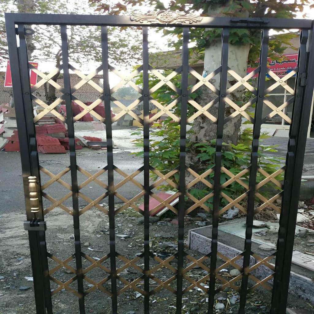 حفاظ کشویی در حالت جمع شده کنار ورودی