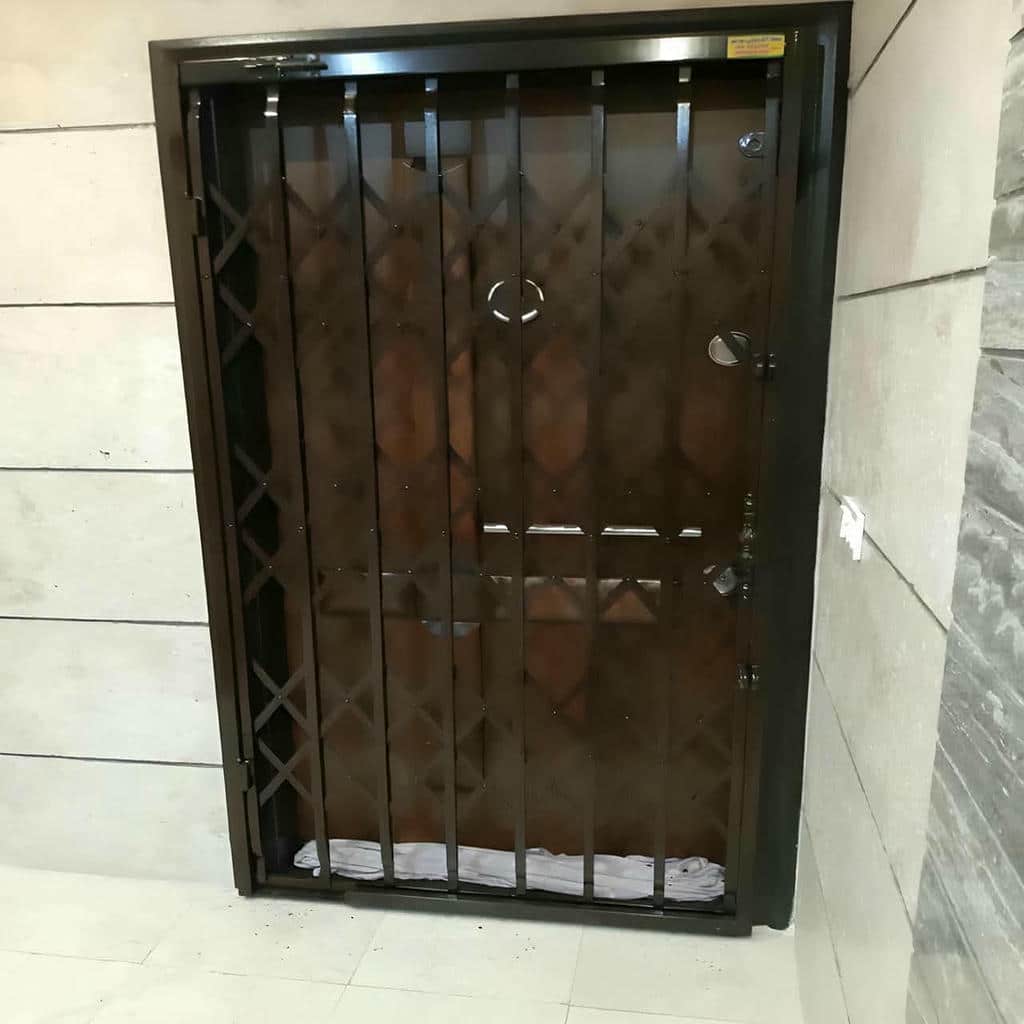 محافظ درب آپارتمان در نمونه اجرای ورودی