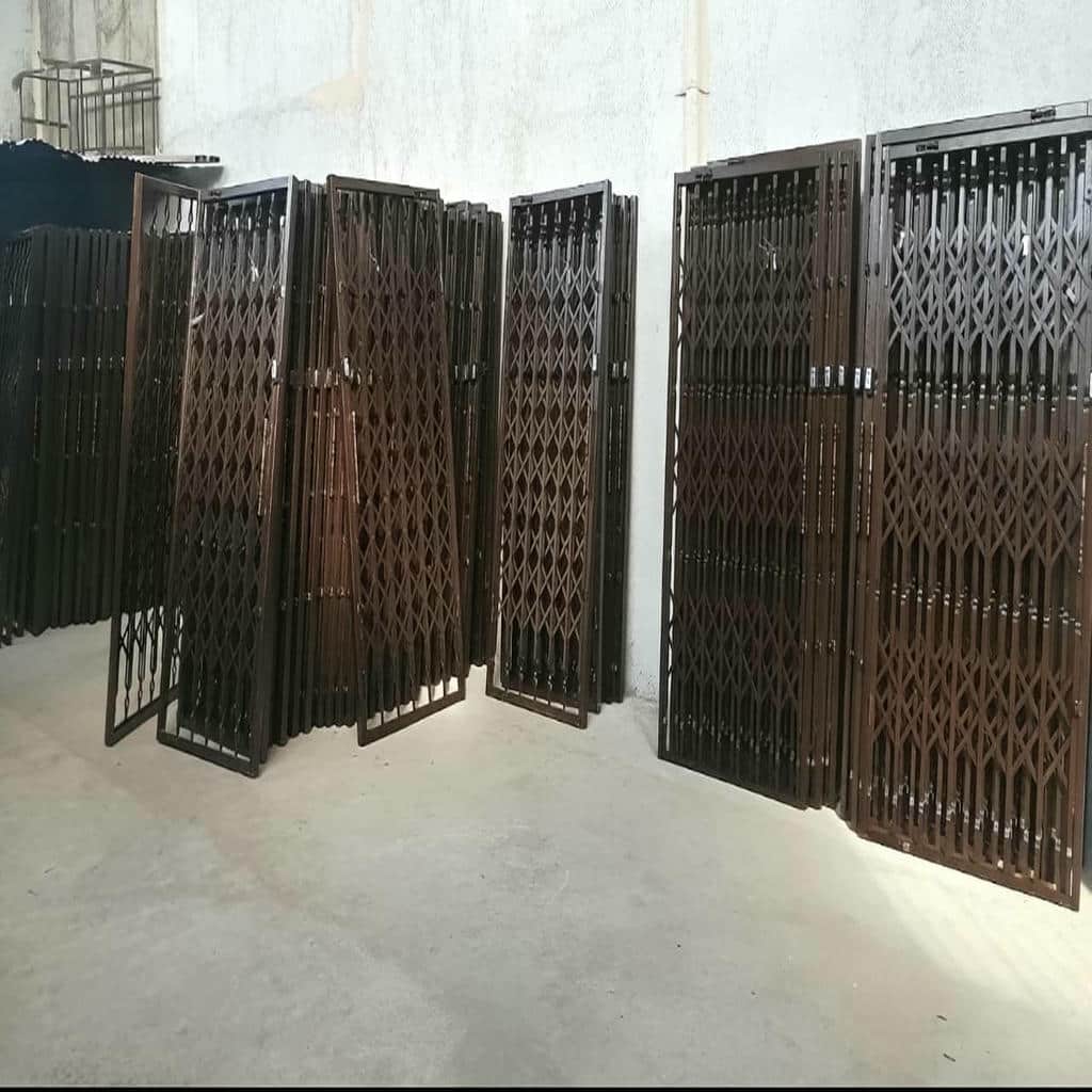 حفاظ آکاردئونی با شبکه متراکم برای ورودی ساختمان