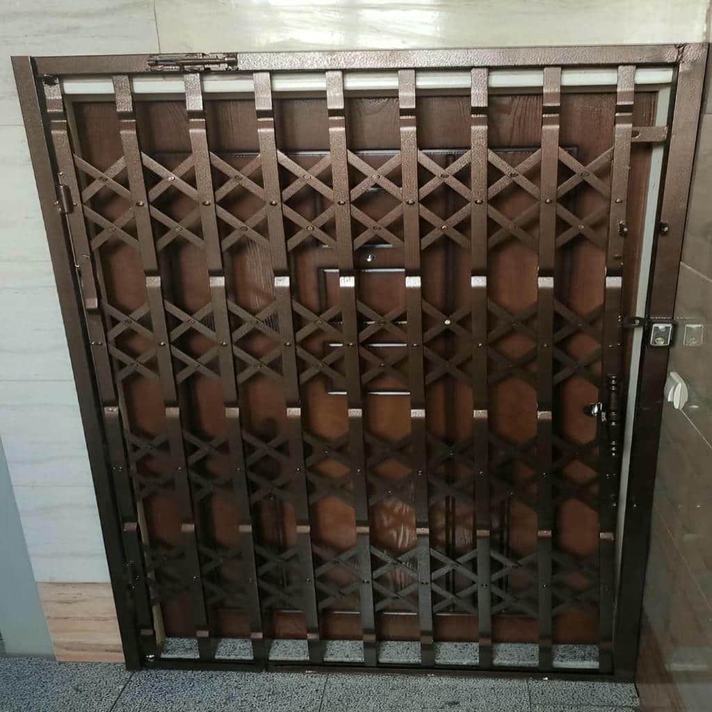 حفاظ ضربدری آکاردئونی در نمونه بازسازی ورودی ساختمان حفاظ ضربدری آکاردئونی در نمونه بازسازی ورودی ساختمان