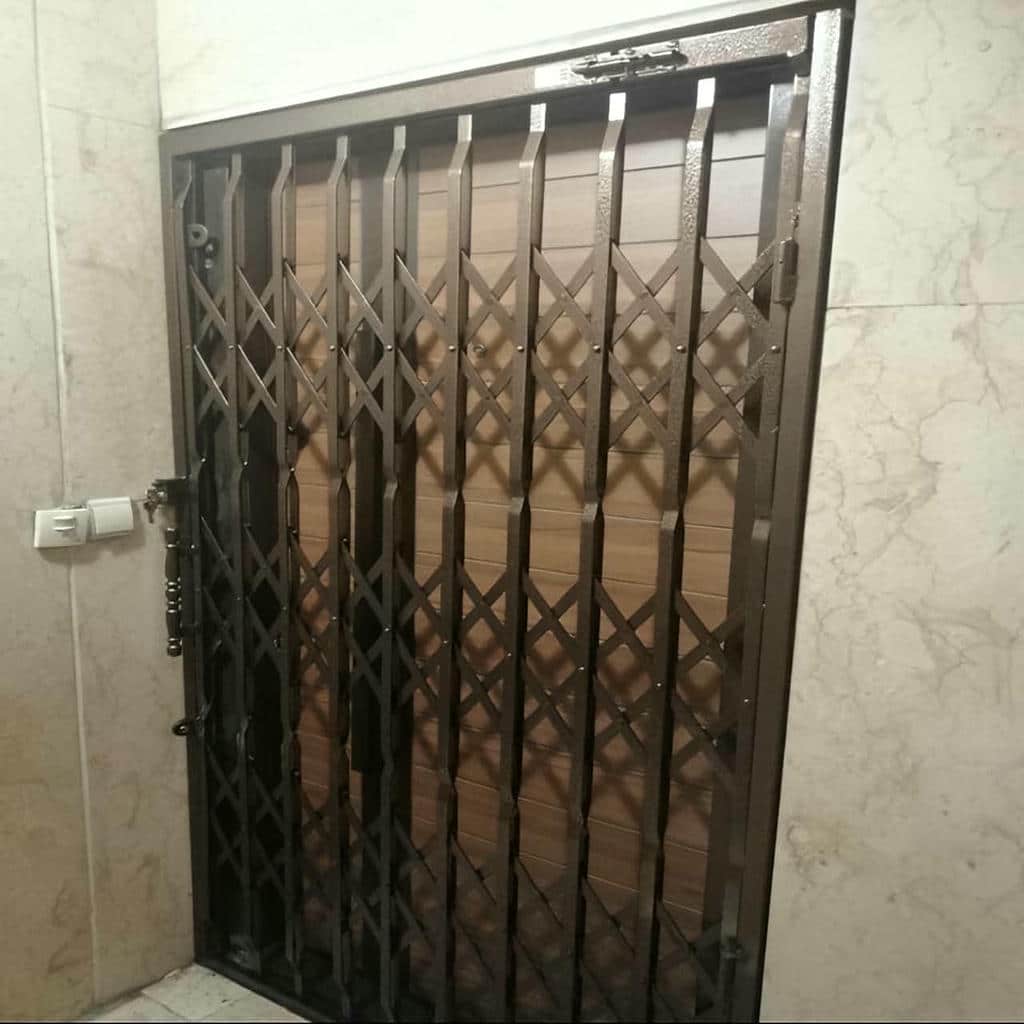 نرده آکاردئونی با پوشش رنگ هماهنگ با درب ورودی