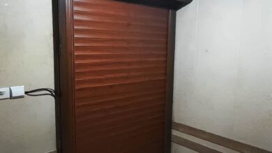 کرکره برقی سفید نصب شده در ورودی خانه